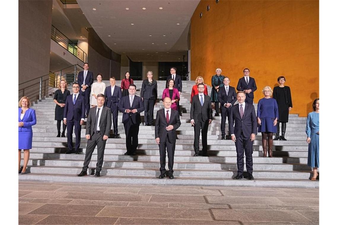 Die neue Bundesregierung um Kanzler Olaf Scholz posiert bei der konstituierenden Kabinettsitzung für ein Gruppenbild im Bundeskanzleramt. Foto: Michael Kappeler/dpa