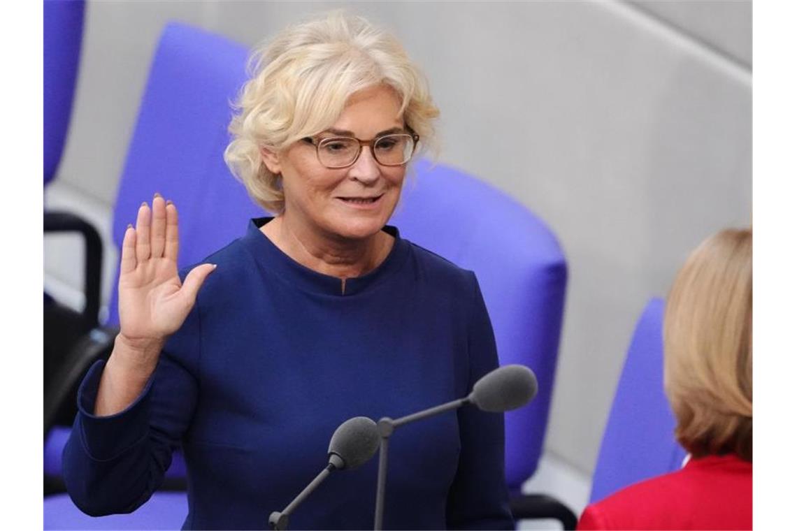 Die neue Bundesverteidigungsministerin Christine Lambrecht (SPD) legt bei ihrer Vereidigung im Bundestag vor Bundestagspräsidentin Bärbel Bas (SPD) den Amtseid ab. Foto: Kay Nietfeld/dpa