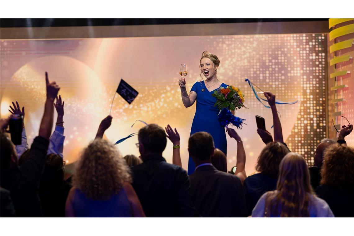 Bilder des Tages Die neue deutsche Weinmajestät, Anna Zenz, wird von Fans gefeiert.
