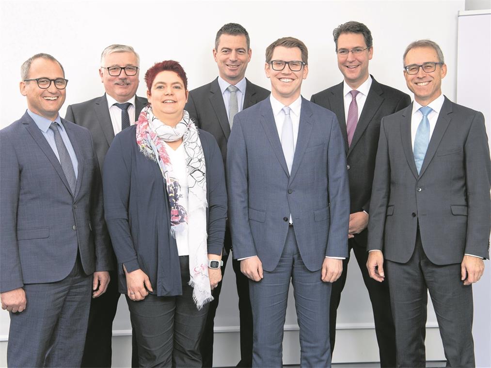 Die neue Führungsmannschaft der Kreisbaugruppe: (von links) Geschäftsführer Steffen Krahn, Prokurist Rolf Philipp, Prokuristin Kati Lorenzen, Geschäftsführer der RMG Torsten Demand, Prokurist Erik Mai, Landrat Richard Sigel und Geschäftsführer Dirk Braune. Foto: KD Busch