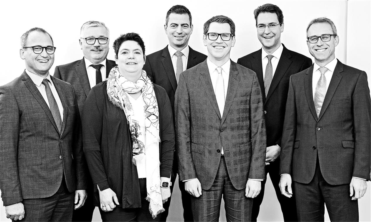 Die neue Führungsmannschaft der Kreisbaugruppe: (von links) Geschäftsführer Steffen Krahn, Prokurist Rolf Philipp, Prokuristin Kati Lorenzen, Geschäftsführer der RMG Torsten Demand, Prokurist Erik Mai, Landrat Richard Sigel und Geschäftsführer Dirk Braune. Foto: KD Busch