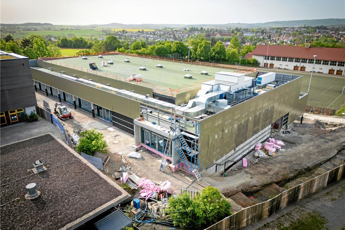 Die neue Halle scheint im August planmäßig fertig zu werden und könnte nach einer maximal dreimonatigen Probephase noch im November der Stadt übergeben werden. Geht alles glatt, steht bis dahin die Entscheidung über den künftigen Namen fest. Foto: Alexander Becher