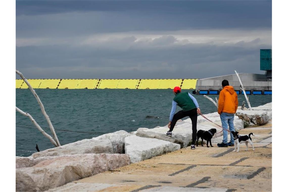 Die neue Hochwasserschutzanlage Mose in Venedig. Die Tore der Flutschleusen an den Öffnungen der Lagune wurden aufgestellt. Am Sonntag hieß es in Medienberichten, Mose habe Wirkung gezeigt. Foto: Claudio Furlan/LaPresse via ZUMA Press/dpa