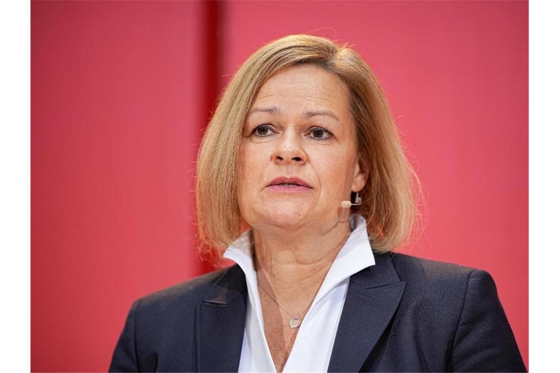 Faeser: Rechtliche Standards an Belarus-Grenze einhalten Die neue Innenministerin Nancy Faeser dringt mit Blick auf die Lage an der EU-Grenze zu Belarus auf das Einhalten „rechtlicher Standards“ und kritisiert indirekt das Vorgehen Polens. Foto: Michael Kappeler/dpa