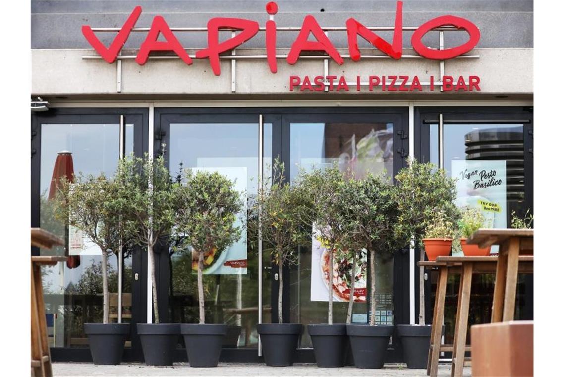 Die neue Investorengruppe der schwer angeschlagenen Restaurantkette Vapiano will spätestens ab August wieder 30 Läden in Deutschland öffnen. Foto: Oliver Berg/dpa