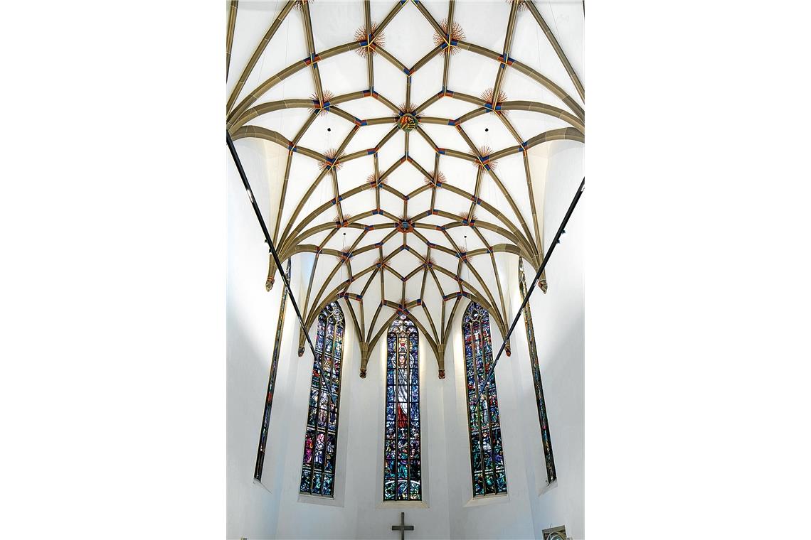 Die neue, lichte Weite des Chorraums unter dem wunderbaren Sternennetzgewölbe hat die Besucher beeindruckt. Foto: A. Becher