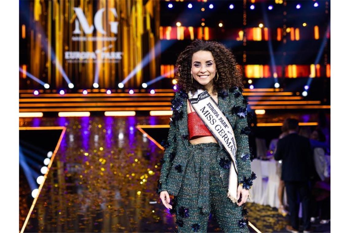 Neue „Miss Germany“ wirbt für Gerechtigkeit und Umweltschutz Die neue „Miss Germany“ Domitila Barros lacht nach ihrer Wahl. Foto: Philipp von Ditfurth/dpa