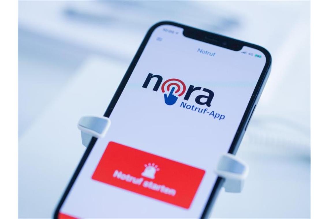 Die neue Notruf-App Nora ist auf dem Display eines Mobiltelefones zu sehen. Foto: Rolf Vennenbernd/dpa