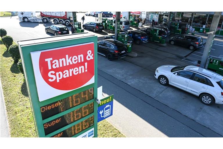 Die neue Spritpreisregel könnte Tanken teurer machen, sagt der ADAC. (Symbolbild)