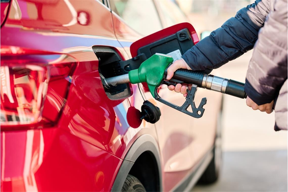 Die neue Spritpreisregelung sorgt für ein Umdenken beim Tanken: Autofahrer nutzen verstärkt Tankportale, doch Serverüberlastungen erschweren den Zugriff.
