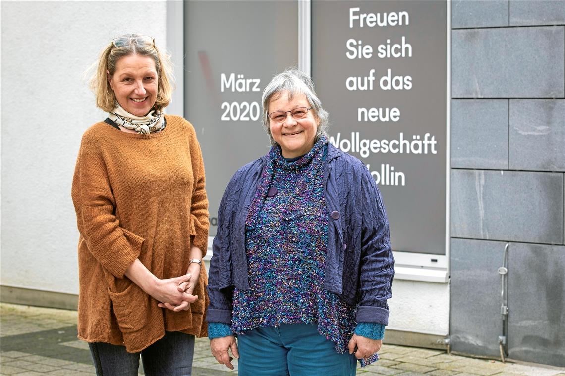 Wollin bleibt Wollin – trotz neuer Besitzerin Die neue und die alte Besitzerin der Wollstube Wollin im Backnanger Biegel: Marion Zens (links) hat den Laden von Renate Grunert-Paul übernommen. Foto: A. Becher