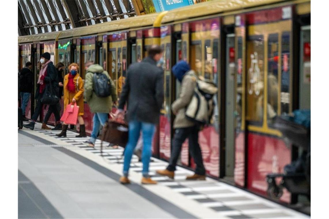 Die neuen 3G-Regeln gelten bundesweit in sämtlichen öffentlichen Verkehrsmitteln. Foto: Monika Skolimowska/dpa-Zentralbild/dpa
