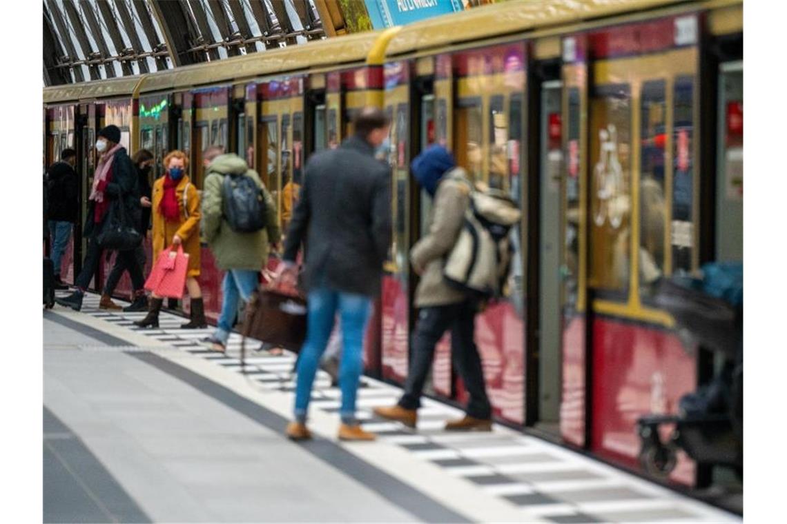 Teils noch Schwierigkeiten bei 3G-Regeln in Bus und Bahn