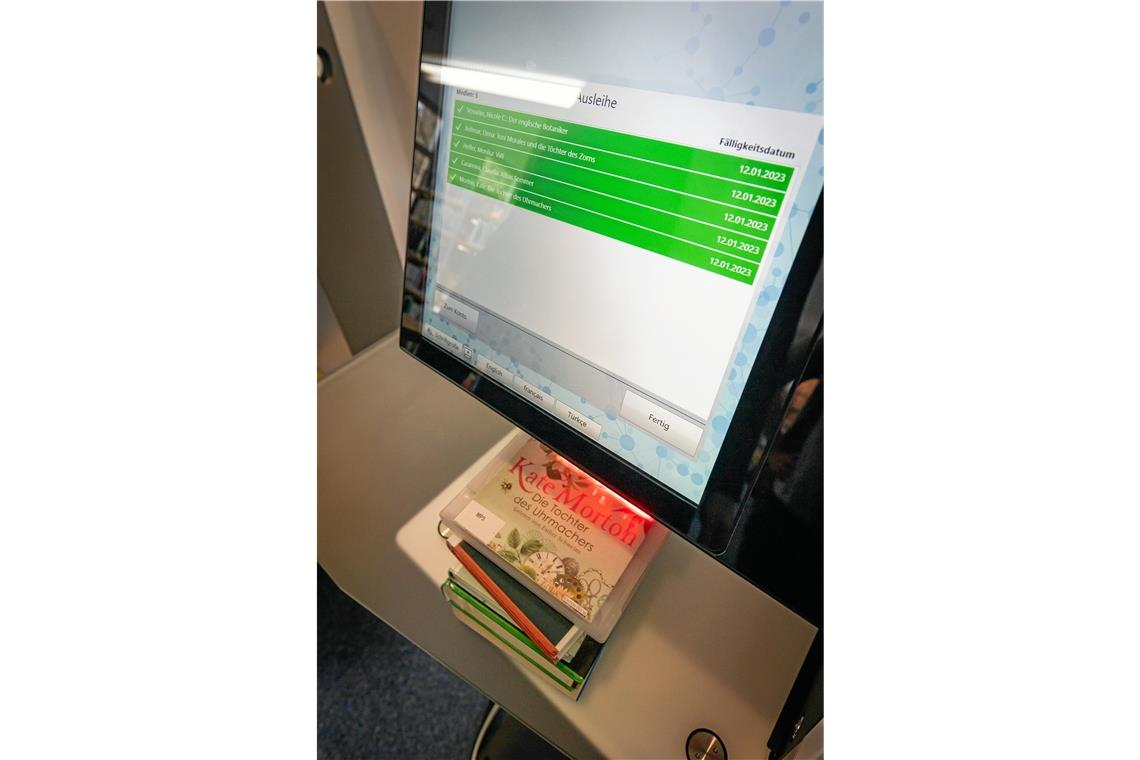 Quantensprung für die Stadtbücherei Backnang Die neuen Ausleihterminals verbuchen mehrere Bücher gleichzeitig.