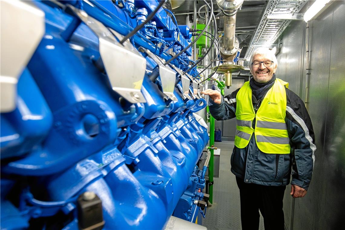 Speicher füllt sich mit Flüssigdünger Die neuen Blockheizkraftwerke – hier das kleinere mit 1,2 Megawatt – erfreuen Gerald Balthasar.