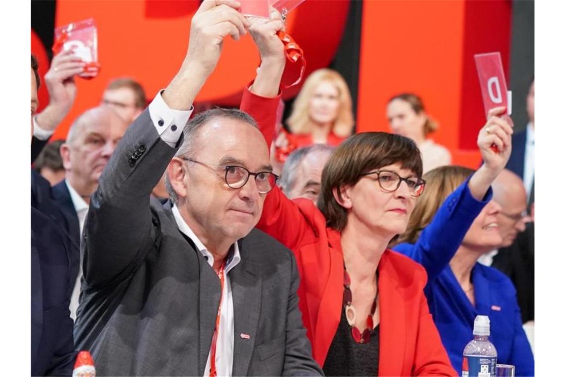 Die neuen Bundesvorsitzenden der SPD, Saskia Esken und Norbert Walter-Borjans während der Abstimmung. Foto: Kay Nietfeld/dpa