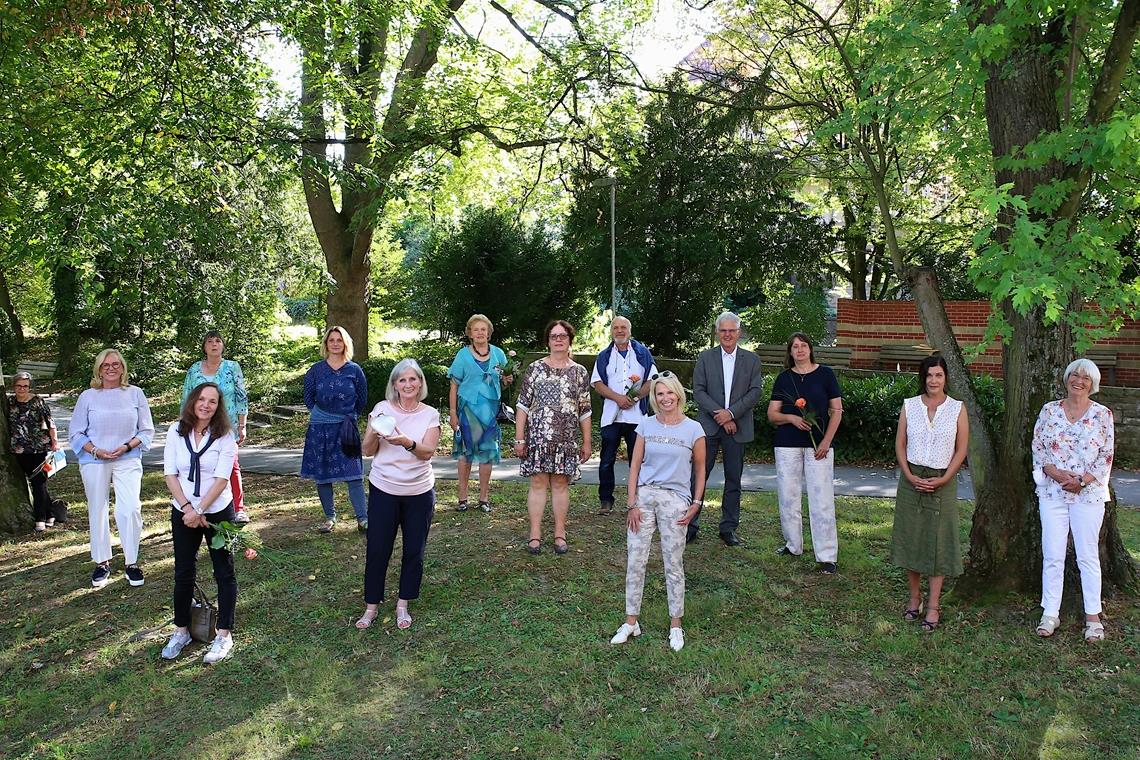 Die neuen Hospizbegleiter: Adelheid Frank, Silvia Negele, Sabine Janzki, Elsbeth Sigle, Katja Krieger, Renate März, Margret Reinacher-Bellomo, Brigitte Helders, Wolfgang Kirsch, Andrea Brosi, Bernhard Weber, Erika Elbert, Dorthe Clauss, Irne Zanzow-Barreis. Foto: Fischer