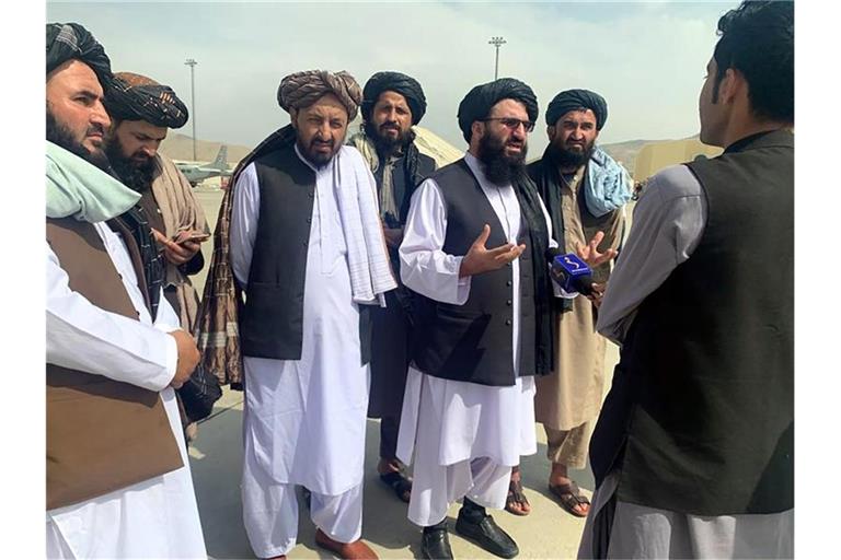 Die neuen Machthaber: Vertreter der Taliban stellen sich der Presse auf dem internationalen Flughafen Hamid Karzai in Kabul. Seit den Verhandlungen mit den USA unter US-Präsident Donald Trump hat sich die Bewegung zum diplomatisch anerkannten Verhandlungspartner gemausert. Foto: ---/AP/dpa