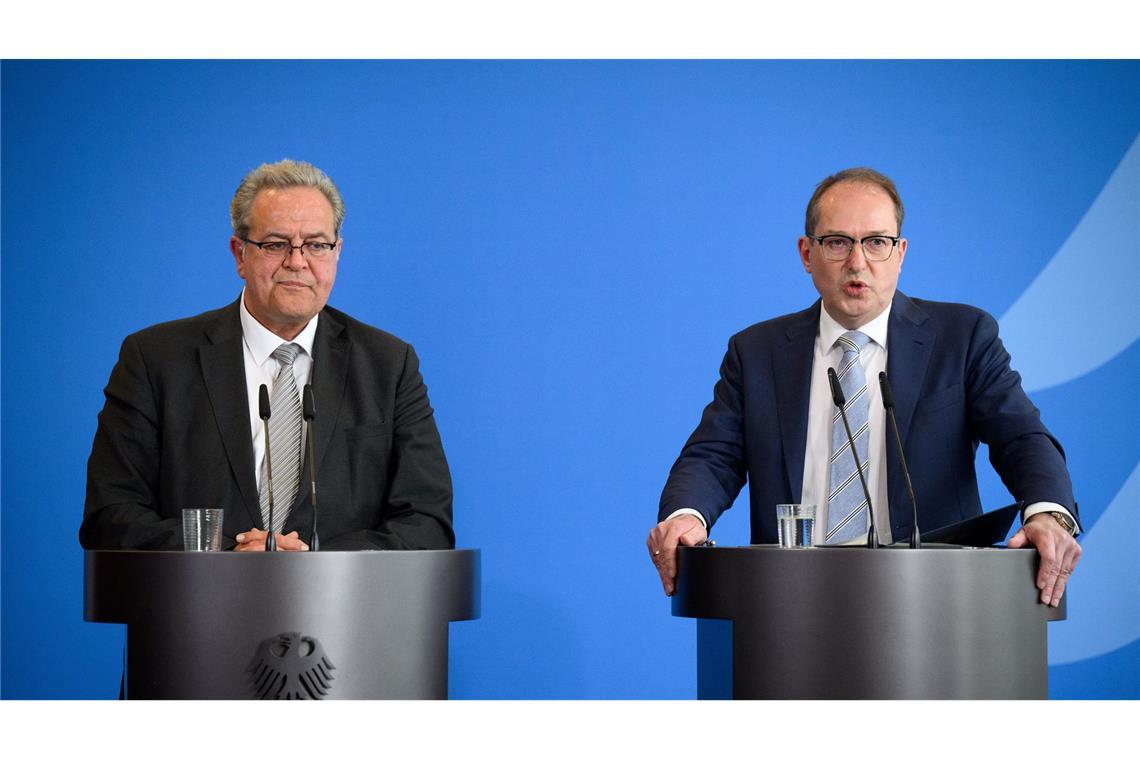 Neue Regeln an den Grenzen Die neuen Maßnahmen stellte Bundesinnenminister Alexander Dobrindt (CSU) gemeinsam mit Bundespolizeipräsident Dieter Romann vor.