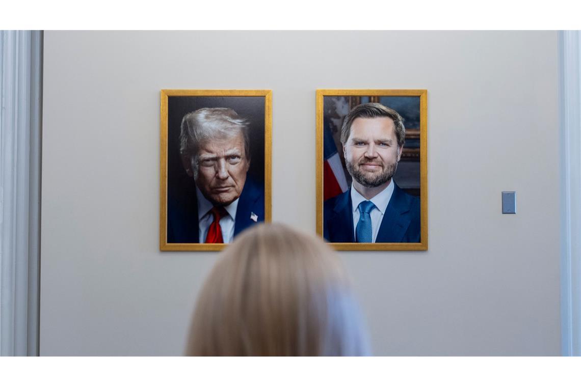 Die neuen offiziellen Porträts von US-Präsident Donald Trump und Vizepräsident JD Vance hängen im Eisenhower Executive Office Building auf dem Campus des Weißen Hauses.