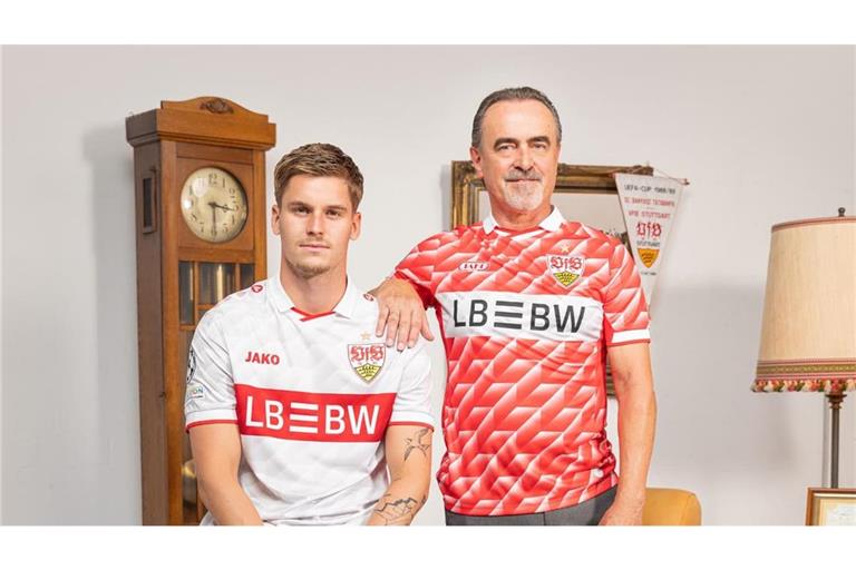 Die neuen Trikots des VfB für die Champions-League-Saison präsentiert von Ramon Hendriks (li.) und Clublegende Günther Schäfer im so genannten „Tatabanya-Muster“.
