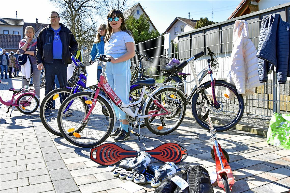 Die neunjährige Amelie Kindler (vorne) ist bereit, sich von ihrem pink-weißen Kinderrad der Marke Delta zu trennen. Doch ob sich ein vor allem in der Größe passender Käufer dafür findet, ist eine andere Frage. Fotos: Tobias Sellmaier-