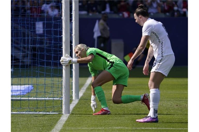 Die neuseeländische Fußballerin Meikayla Moore (r) produzierte drei Eigentorel. Foto: Mark J. Terrill/AP/dpa