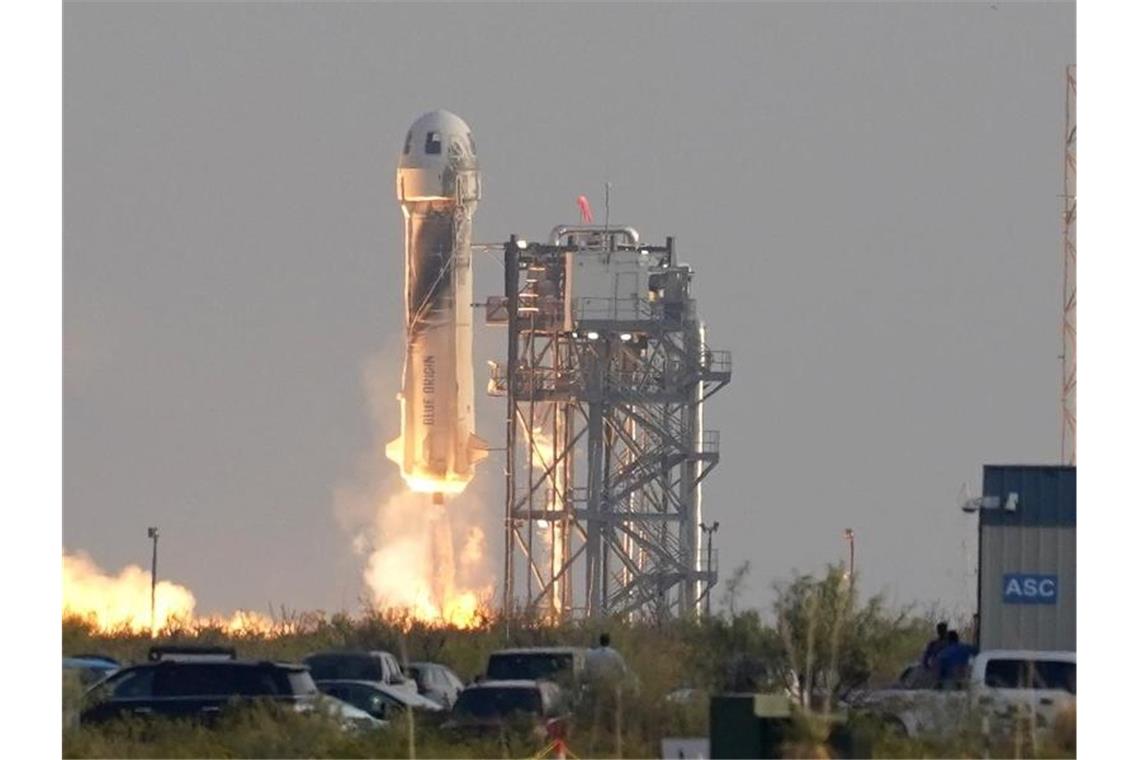 Jeff Bezos schickt „Captain Kirk“ ins All Die „New-Shepard“-Rakete von Blue Origin beim Start am 20. Juli diesen Jahres. Foto: Tony Gutierrez/AP/dpa