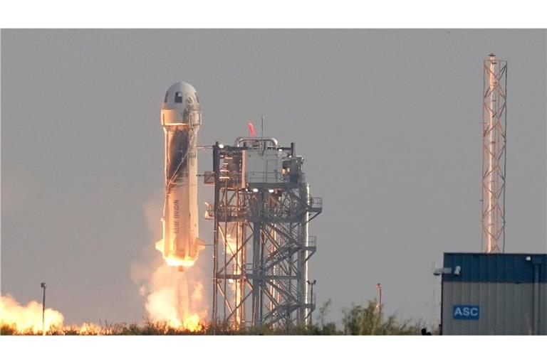 Die "New-Shepard"-Rakete von Blue Origin startet vom US-Bundesstaat Texas aus ihren Kurz-Ausflug ins Weltall (Archivbild).