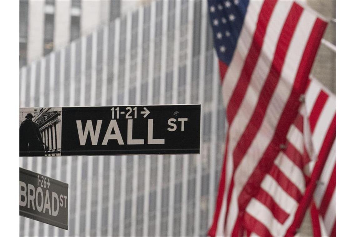 US-Börsen im späten Handel auf Talfahrt Die New Yorker Börse hat ihren Sitz an der Wall Street. Diese durchlebt eine späte Talfahrt. Foto: Mark Lennihan/AP/dpa