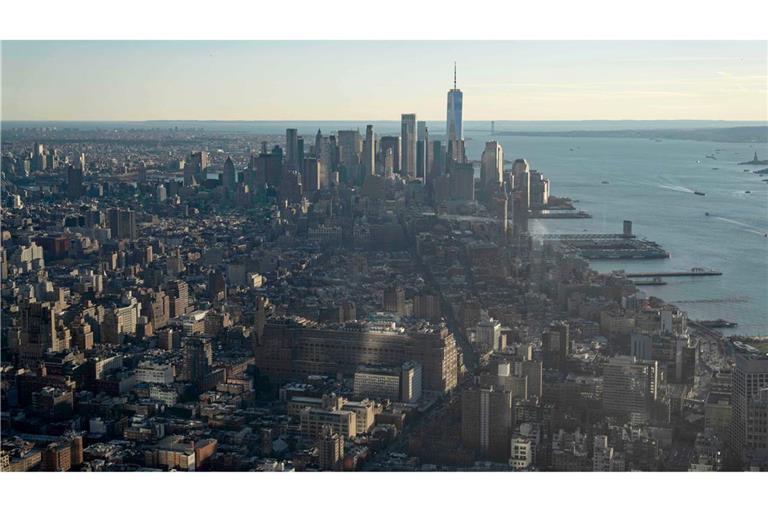 Die New Yorker Feuerwehr kämpft gegen einen Brand in einem Hochhaus in der Bronx. (Illustration)