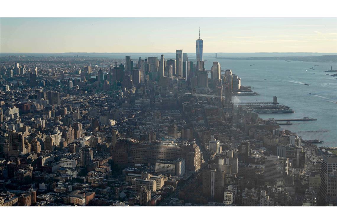 Die New Yorker Feuerwehr kämpft gegen einen Brand in einem Hochhaus in der Bronx. (Illustration)