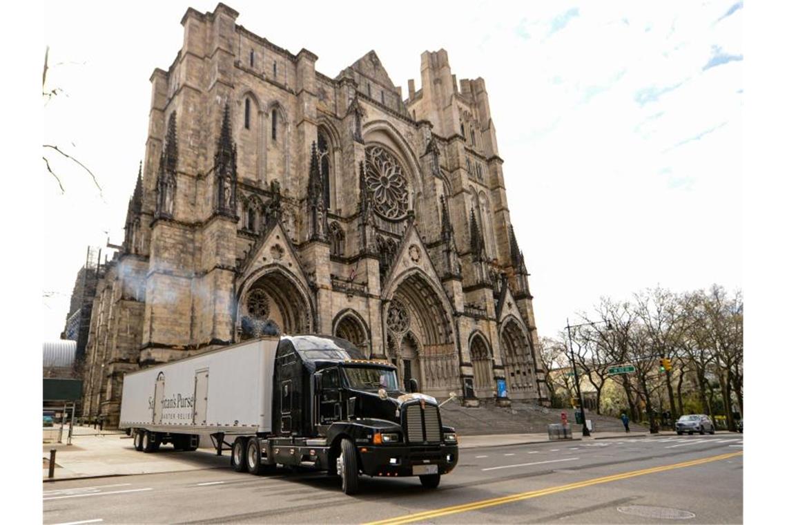 Höchststand: 731 neue Tote in New York Die New Yorker Kathedrale St. John the Divine wird in der Corona-Pandemie zum Behelfs-Krankenhaus. Foto: Marcus Santos/ZUMA Wire/dpa