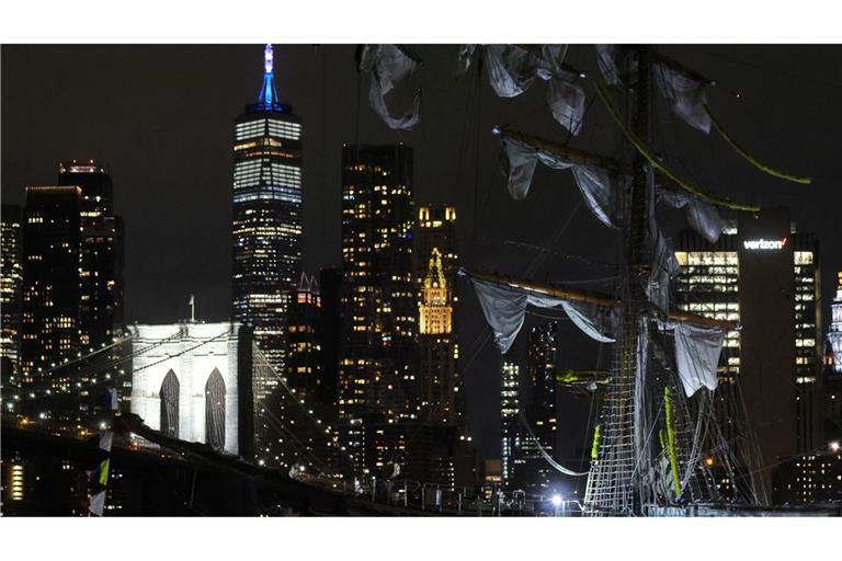 Die New Yorker Skyline und die Brooklyn Bridge sind in einem der gebrochenen Masten der Cuauhtemoc zu sehen. Das Schulschiff der mexikanischen Marine liegt nach einer Kollision mit der Brooklyn Bridge mit drei gebrochenen Masten in New York.