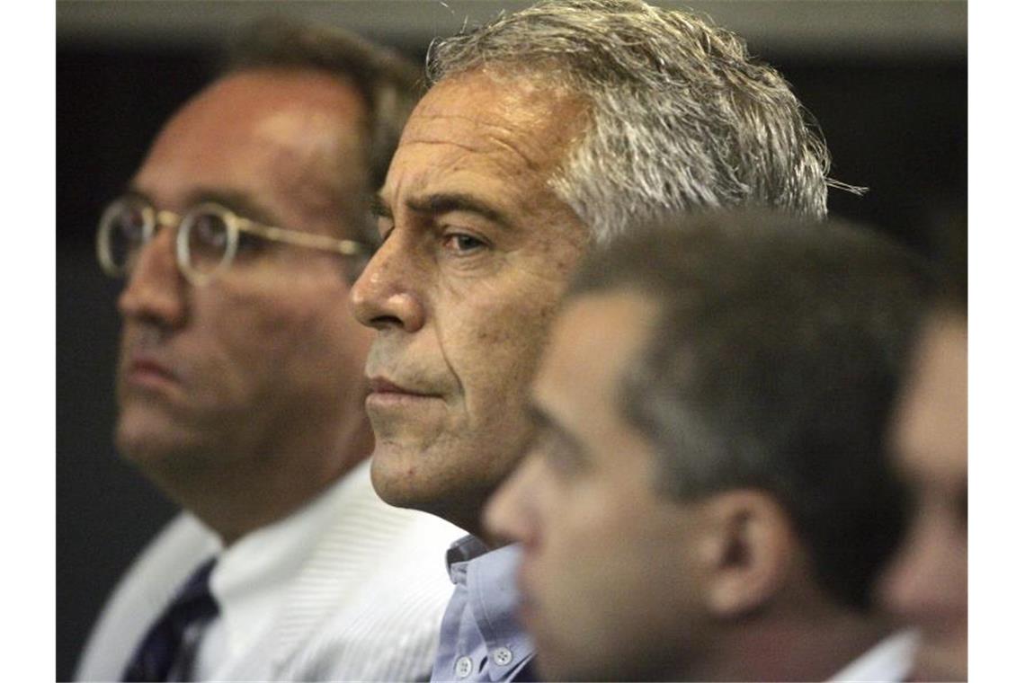 Die New Yorker Staatsanwaltschaft hatte in der vergangenen Woche neue Vorwürfe gegen Jeffrey Epstein (M) erhoben. Foto: Uma Sanghvi/Palm Beach Post/AP