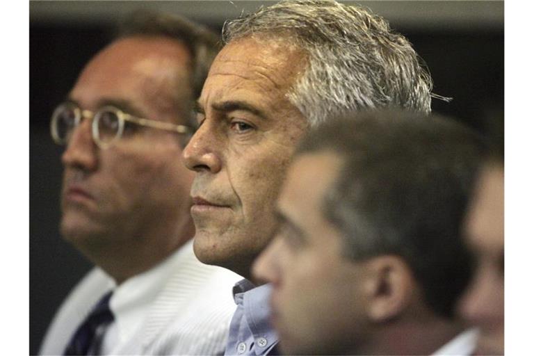 Die New Yorker Staatsanwaltschaft hatte in der vergangenen Woche neue Vorwürfe gegen Jeffrey Epstein (M) erhoben. Foto: Uma Sanghvi/Palm Beach Post/AP