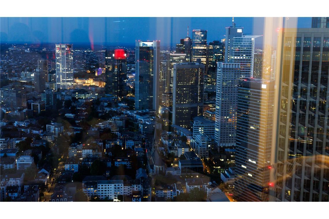 Die "NFT-Skybar" in Frankfurt mit Platz für 200 Gäste und Blick auf das Hochhauspanorama befindet sich in 185 Metern Höhe.