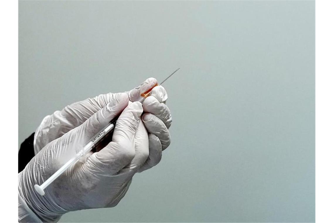 Appell vor G7-Gipfel: Impfstoff-Patente freigeben Die NGOs warnen , dass ohne eine Ausweitung der Impfungen in Entwicklungsländern das Virus weiter mutieren und heutige Impfstoffe unwirksam machen könnte. Foto: Eugene Hoshiko/AP/dpa