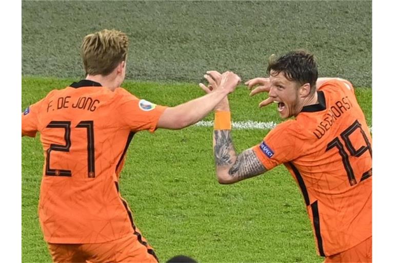 Die Niederländer um Frenkie de Jong (l) und Wout Weghorst wollen ins EM-Viertelfinale. Foto: Olaf Kraak/EPA Pool/AP/dpa