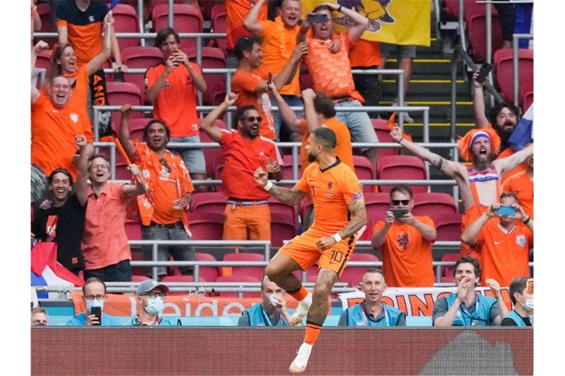 Begeisternde Niederländer vorzeitig im Achtelfinale Die Niederländer um Torschütze Memphis Depay setzten sich in Amsterdam gegen Österreich durch. Foto: Peter Dejong/AP Pool/AP/dpa