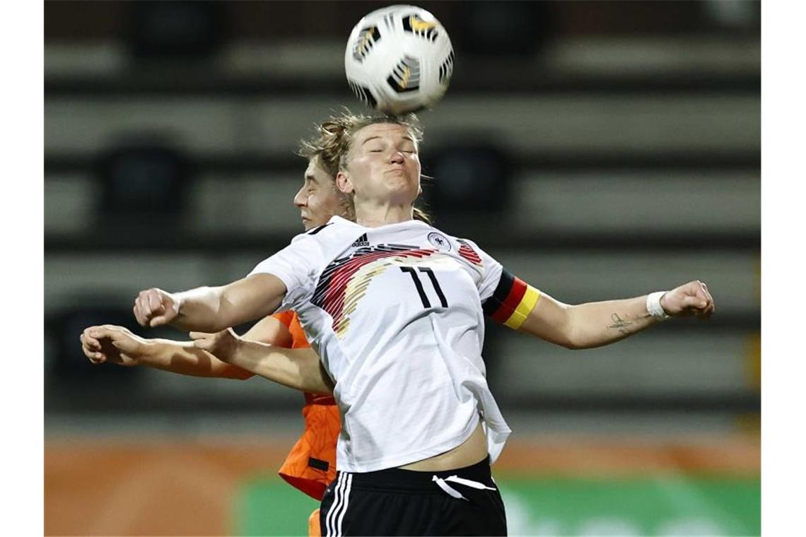 DFB-Frauen verlieren unglücklich: 1:2 in den Niederlanden Die Niederländerin Aniek Nouwen (hinten) verliert das Kopfball-Duell gegen Alexandra Popp. Foto: Maurice Van Steen/ANP/dpa