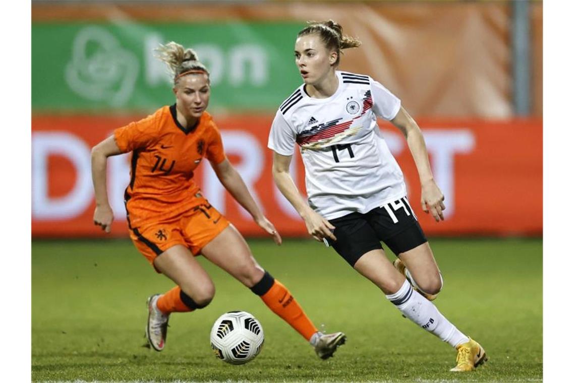 Die Niederländerin Jackie Groenen (l) kämpft gegen Laura Freigang um den Ball. Foto: Maurice Van Steen/ANP/dpa