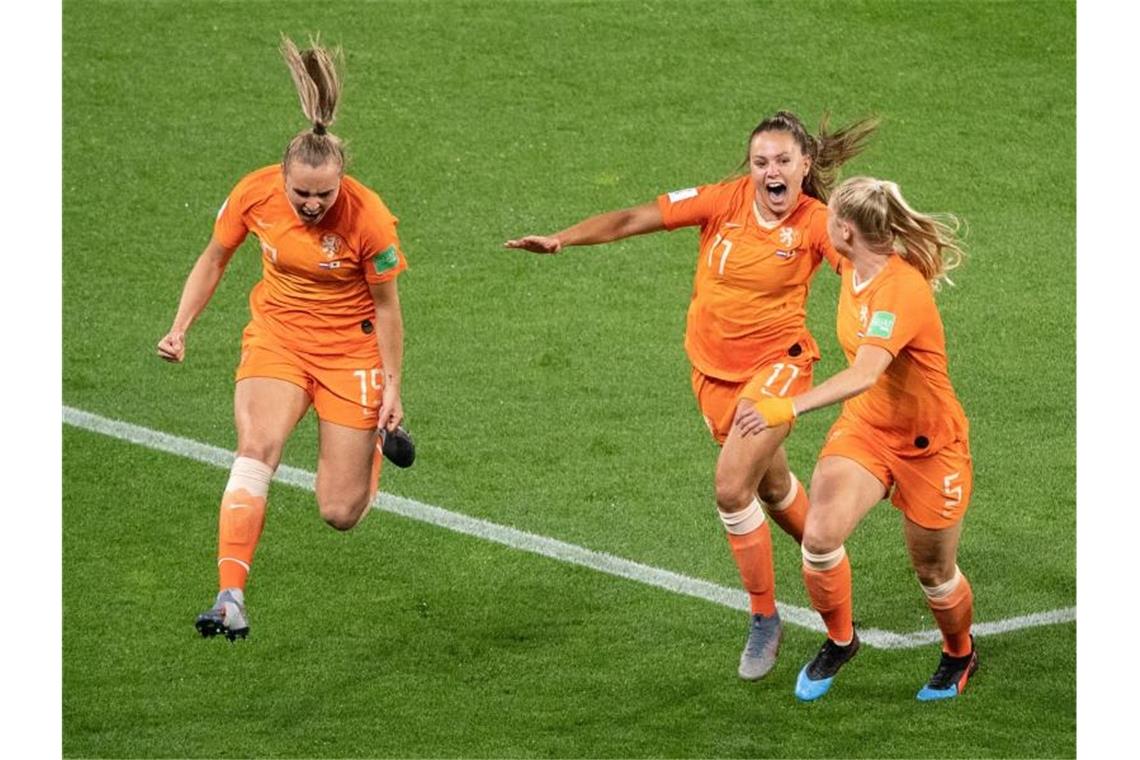 Die Niederländerinnen Jill Roord (l-r), Lieke Martens und Kika van Es feiern das Tor zum 2:1 gegen Japan. Foto: Sebastian Gollnow