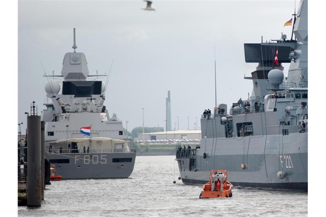 Niederlande werfen Russland Scheinangriffe vor Die niederländische Fregatte „HNLMS Evertsen“ (l.). Foto: Daniel Bockwoldt/dpa/Archiv