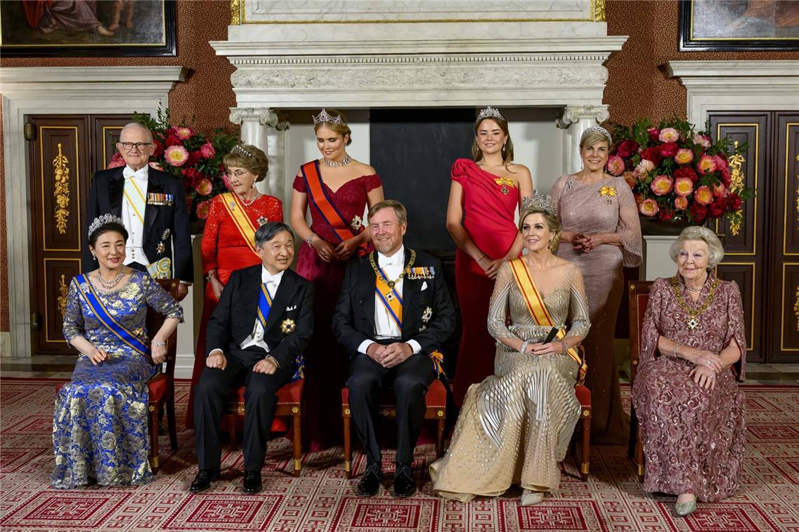 Die niederländische Königsfamilie posiert mit den Gästen aus Japan.