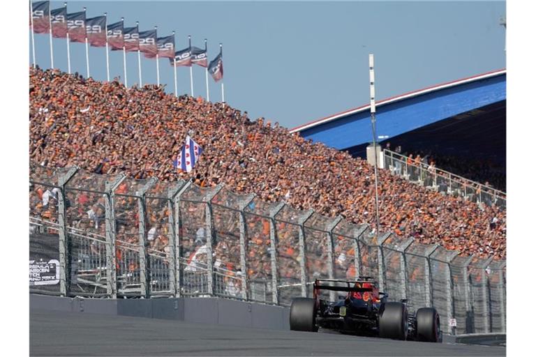 Die niederländischen Zuschauer auf der Tribüne reagieren begeistert auf die Pole Position ihres Landsmanns Max Verstappen in Zandvoort. Foto: Hasan Bratic/dpa