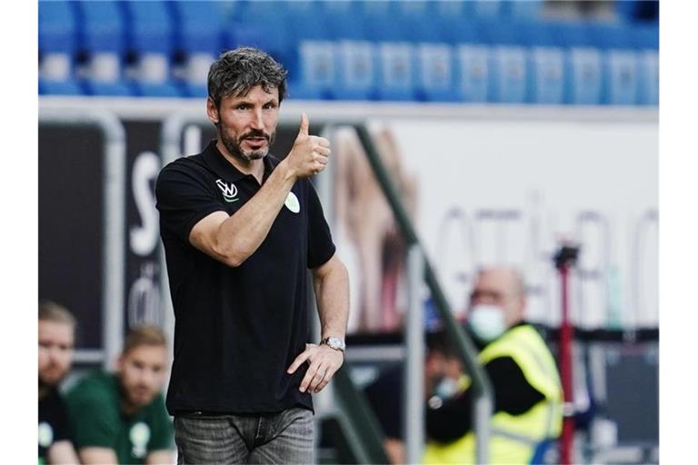 Die Niederlage gegen 1899 Hoffenheim kam unerwartet für Wolfsburgs Trainer Mark van Bommel. Foto: Uwe Anspach/dpa