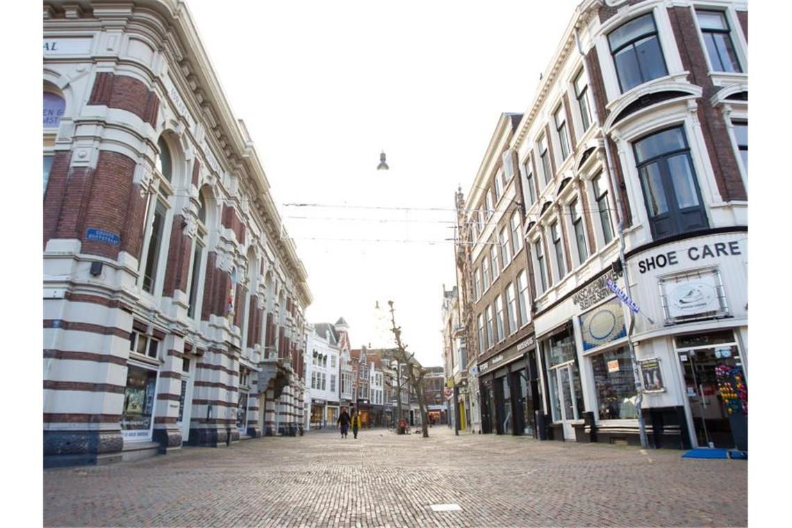 Winterreisen in Corona-Zeiten - Das sind die Regeln Die Niederlande befinden sich im harten Lockdown: eine leere Einkaufsstraße in Haarlem. Foto: Sylvia Lederer/XinHua/dpa