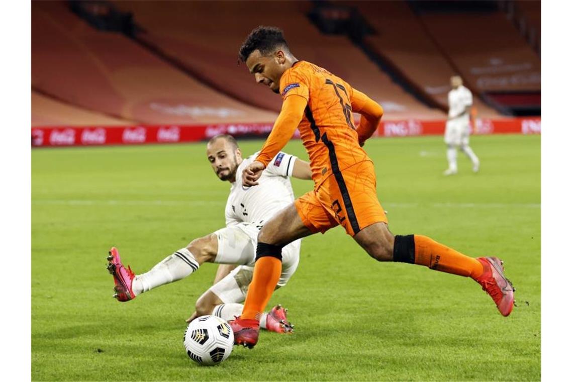 Die Niederlande um Owen Wijndal (r) wahrten ihre Chance auf das Finalturnier. Foto: Maurice Van Steen/ANP/dpa