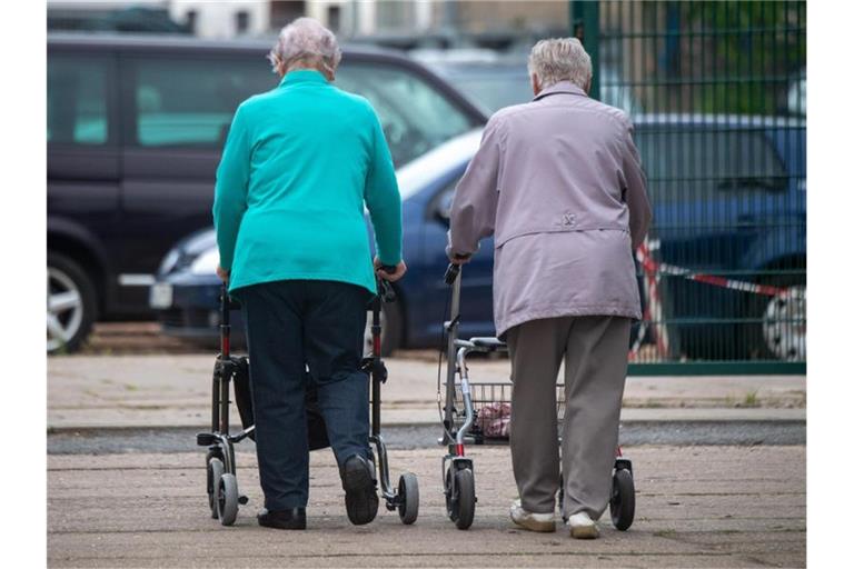 Die Niedrigzinsphase wirkt sich auch auf die Pensionskassen aus. Foto: Stefan Sauer/dpa